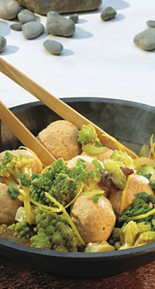 Polpettine di pollo su verdure al wok