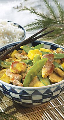 Curry di pollo veloce con ananas e piselli novelli