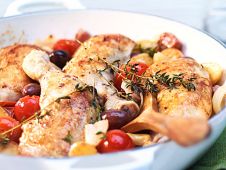 Cosce di pollo stufate con olive e pancetta affumicata.