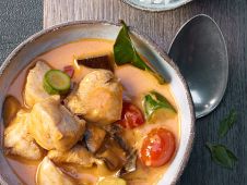 Curry di pollo con pasta di curry thai rossa in latte di cocco