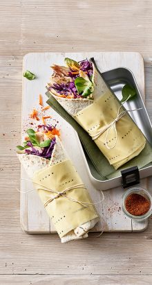 Tortilla-Poulet-Wrap mit Hummus und Rotkabis