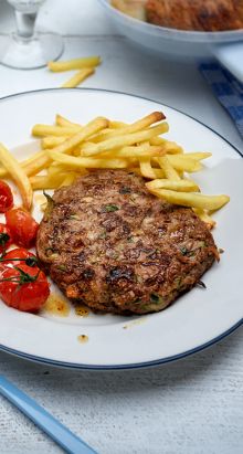 Gemüse-Rindsburger mit Pommes frites und süssen Tomaten