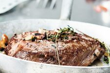 Flat Iron Steak mit Zwetschgen–Relish