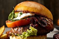 BBQ-Rinds-Burger mit Kräuterspeck und Basilikum