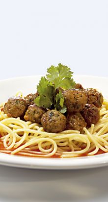  Spaghetti in Begleitung von feurigen Hackfleischbällchen und Paprika-Coulis