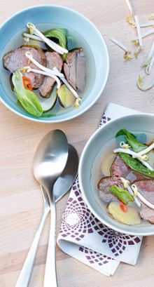 Beefsoup Thai Style mit Rinderfilet, Sojasprossen, Limettenblättern und Pak Choi