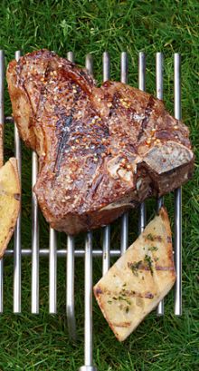 T-Bone-Steak mit Chiliflocken und Meersalz