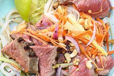 Salade tiède de viande de bœuf nouilles de riz, lamelles de légumes et marinade soja-citron vert