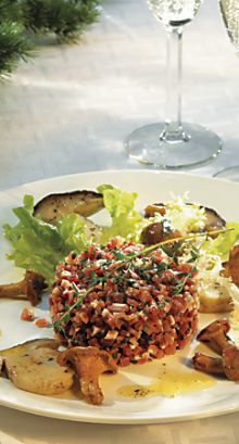 Rohschinken-Tatar mit lauwarmem Pilzsalat 