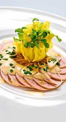Güggeliwurst-Salat an leichter Senf-Weisswein-Sauce