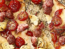 Pizza vom Grill mit Salsiccia